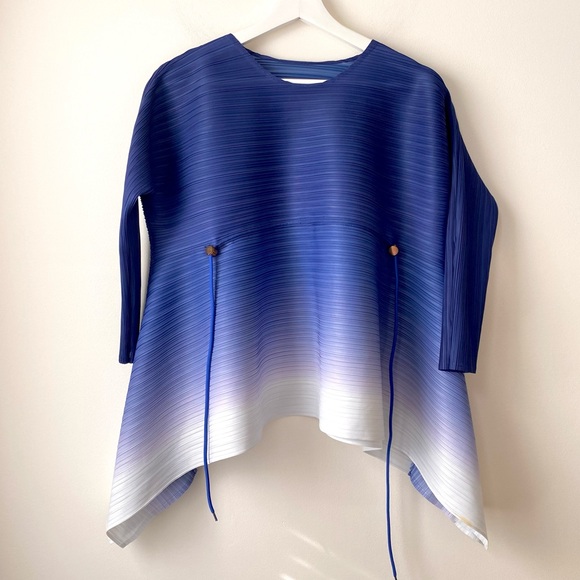 Micropleated blue ombre top - Picture 10 of 17